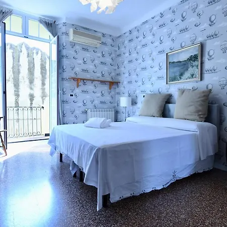 Maria &